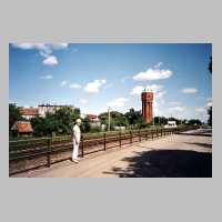 111-1312 Sonderfahrt nach Wehlau im Juli 2005 - An der Bahn, im Hintergrund der Wasserturm, der die Zerstoerung der Stadt ueberstanden hat.jpg